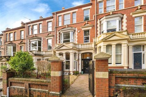 7 bed property, in St. James Gardens, £380,000
