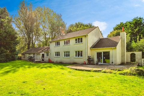 5 bed property, in Sageston, £595,000