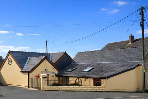 3 bed property, in Pentlepoir, £355,000
