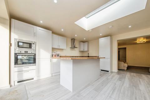 4 bed property, in Redwing Close, £280,000