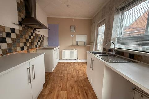 2 bed property, in Pine Road, £120,000
