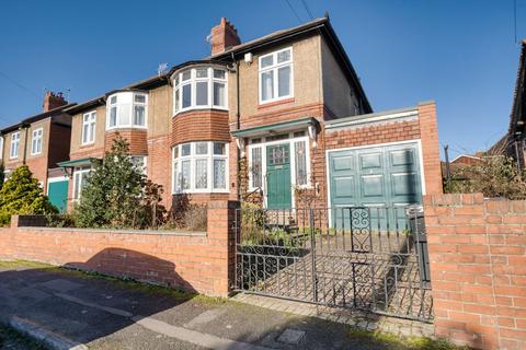 3 bed property, in Woodcroft Road, £350,000