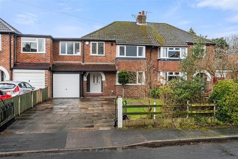 4 bed property, in Whitefield Close, £460,000