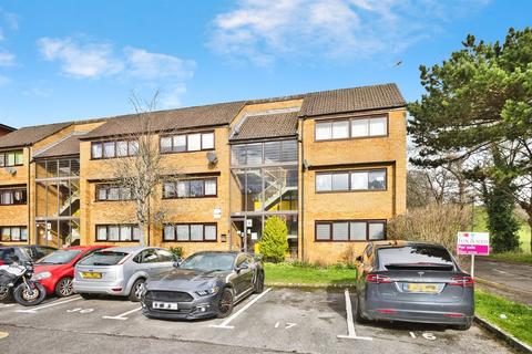 1 bed property, in Ivel Court, £80,000