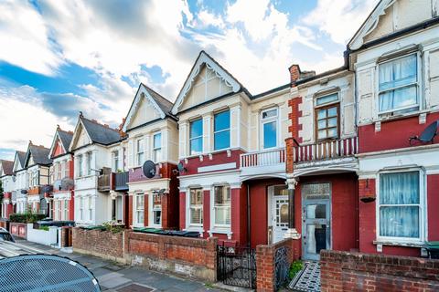 2 bed property, in Mount Pleasant Road, £400,000