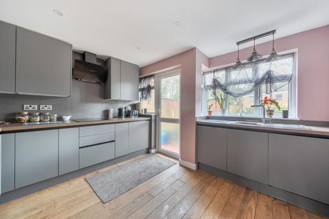 2 bed property, in Lambeth Close, £275,000
