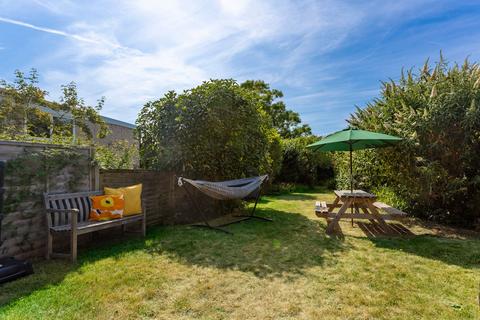 3 bed property, in Graham Avenue, £525,000