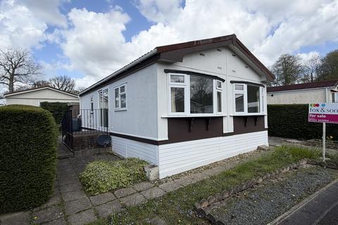 2 bed property, in Deanland Wood Park, £110,000
