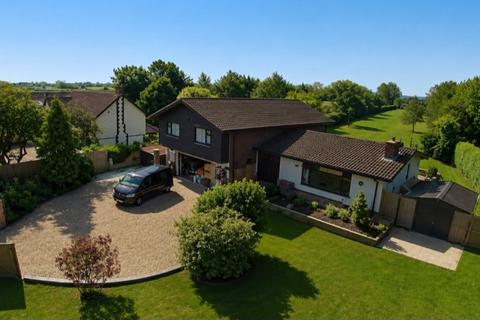 5 bed property, in Summer Gates Lane, £550,000