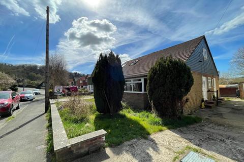 2 bed property, in Orchard Road, £375,000