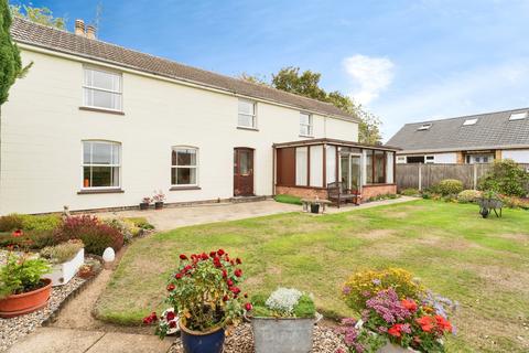 3 bed property, in Holt Road, £475,000