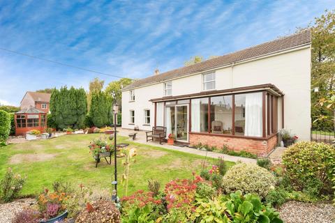 3 bed property, in Holt Road, £475,000