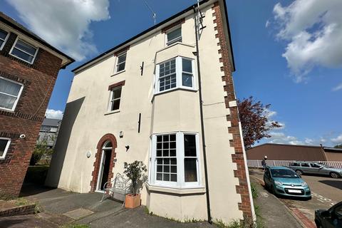 2 bed property, in Waterloo Place, £270,000