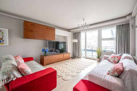 3 bed property, in Gloucester Avenue, £950,000