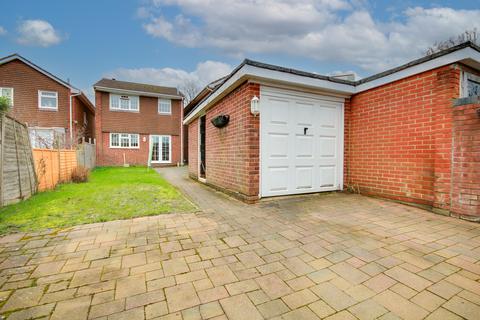 3 bed property, in POTENTIAL TO IMPROVE! DETACHED GARAGE! NO FORWARD CHAIN!, £275,000