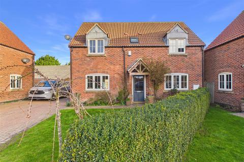 3 bed property, in Old Manor Farm, £325,000