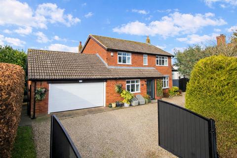 4 bed property, in Main Street, £670,000