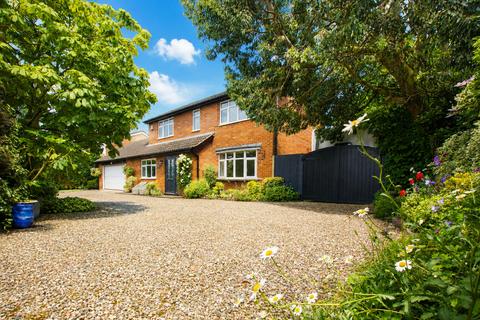 4 bed property, in Main Street, £670,000