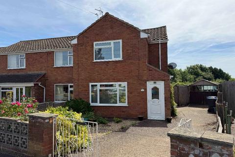 2 bed property, in Commander Close, £275,000