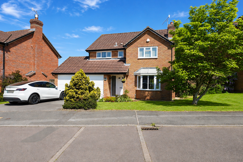4 bed property, in Robinson Close, £750,000
