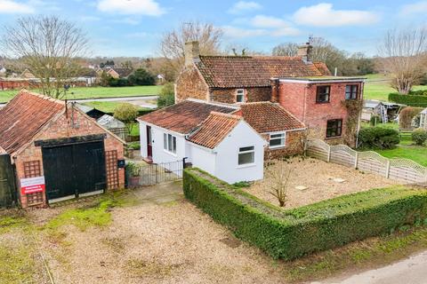 3 bed property, in Low Road, £270,000