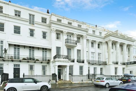 2 bed property, in Arundel Terrace, £325,000