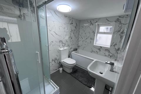2 bed property, in Staplegrove Road, £185,000