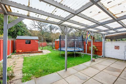 3 bed property, in Wimborne Avenue, £475,000