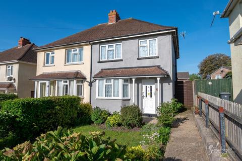 2 bed property, in St. Michael's Avenue, £225,000