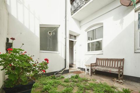 2 bed property, in Marina, £225,000
