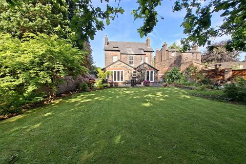 9 bed property, in Salisbury Road, £975,000