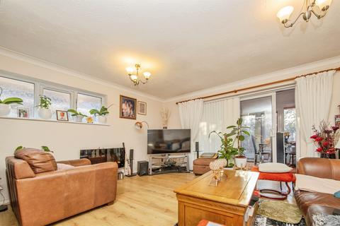 3 bed property, in Holmwood Close, £300,000
