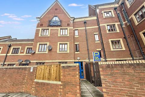 2 bed property, in Trinity Mews, £80,000