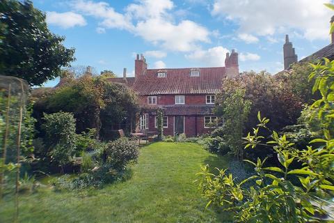 7 bed property, in Market Street, £685,000