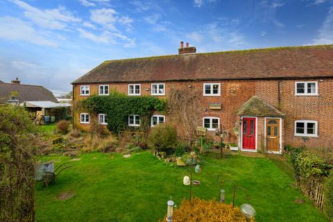 5 bed property, in Swingfield, £725,000