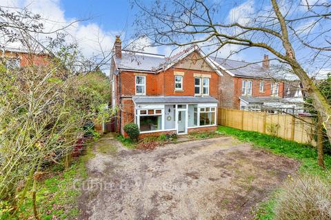 5 bed property, in Stein Road, £825,000