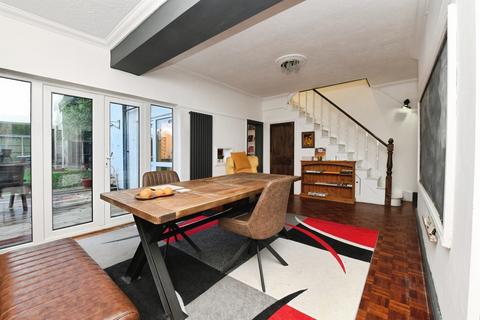 4 bed property, in Gladstone Road, £600,000