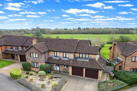 5 bed property, in Foxborough, £800,000