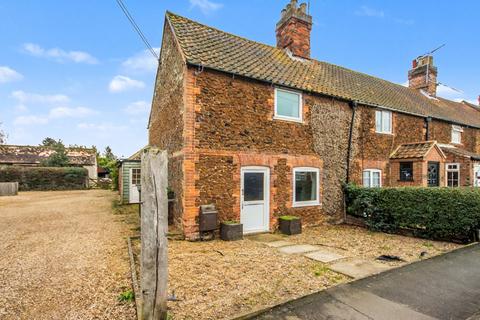 2 bed property, in High Street, £325,000