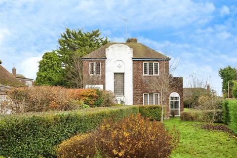 5 bed property, in Chyngton Lane, £629,950
