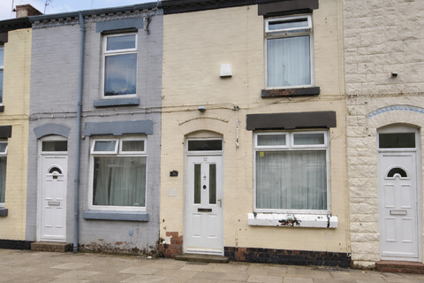 2 bed property, in Kensington, £115,000