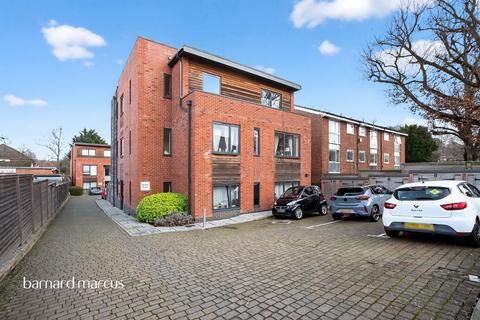2 bed property, in Brunswick Park Road, £400,000
