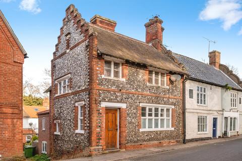 2 bed property, in Kings Arms Street, £125,000