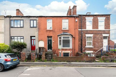 2 bed property, in Pinderfields Road, £180,000