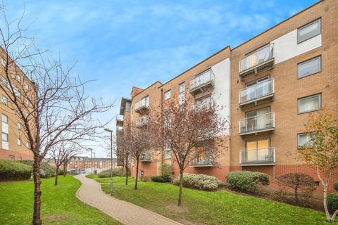 2 bed property, in Hawkins Road, £160,000