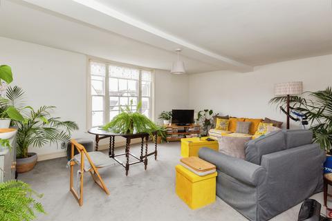 1 bed property, in High Street, £180,000
