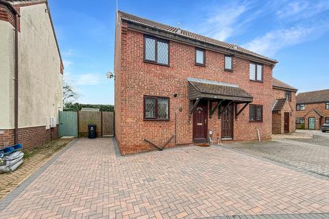 2 bed property, in Poplars Close, £235,000