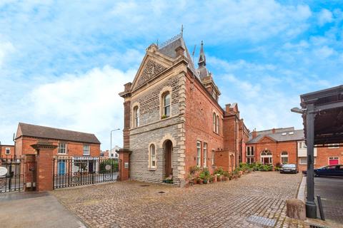 2 bed property, in Castle Brewery, £160,000