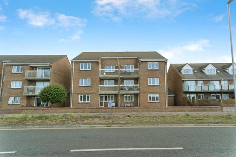 2 bed property, in Blakes Way, £200,000