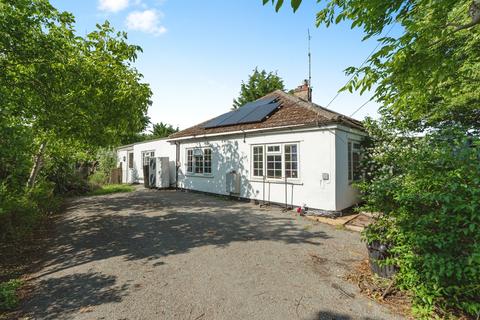 4 bed property, in Prickwillow Road, £200,000